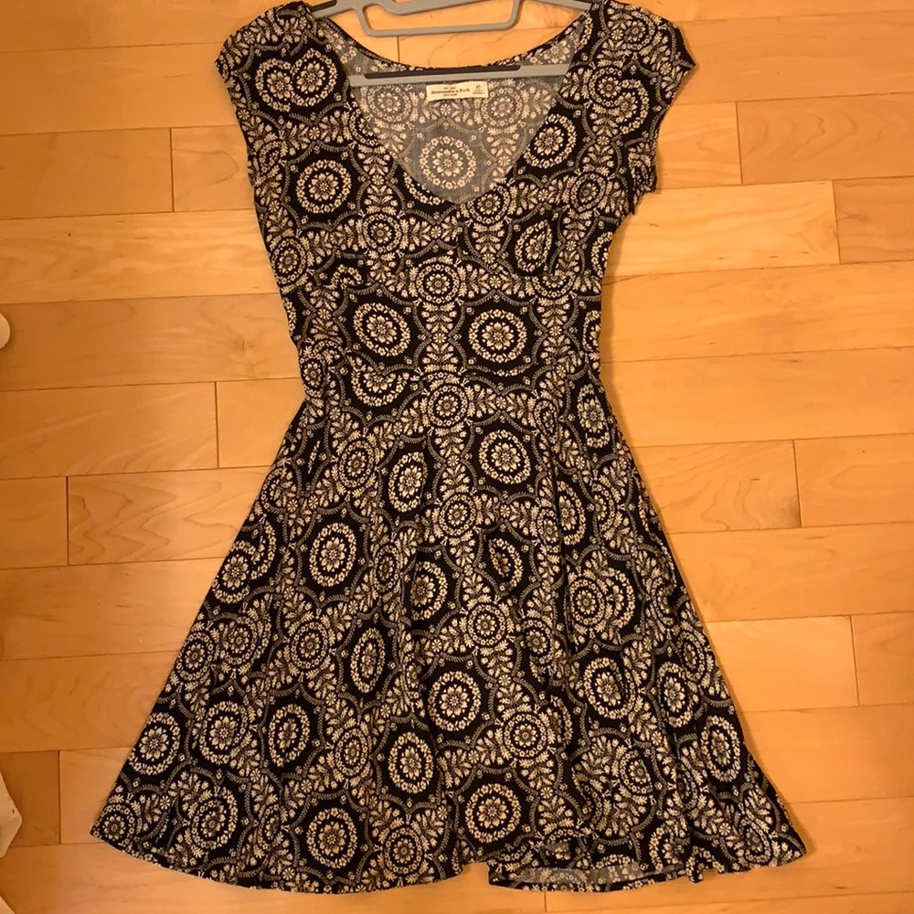 Cute fitted dress with side zipper